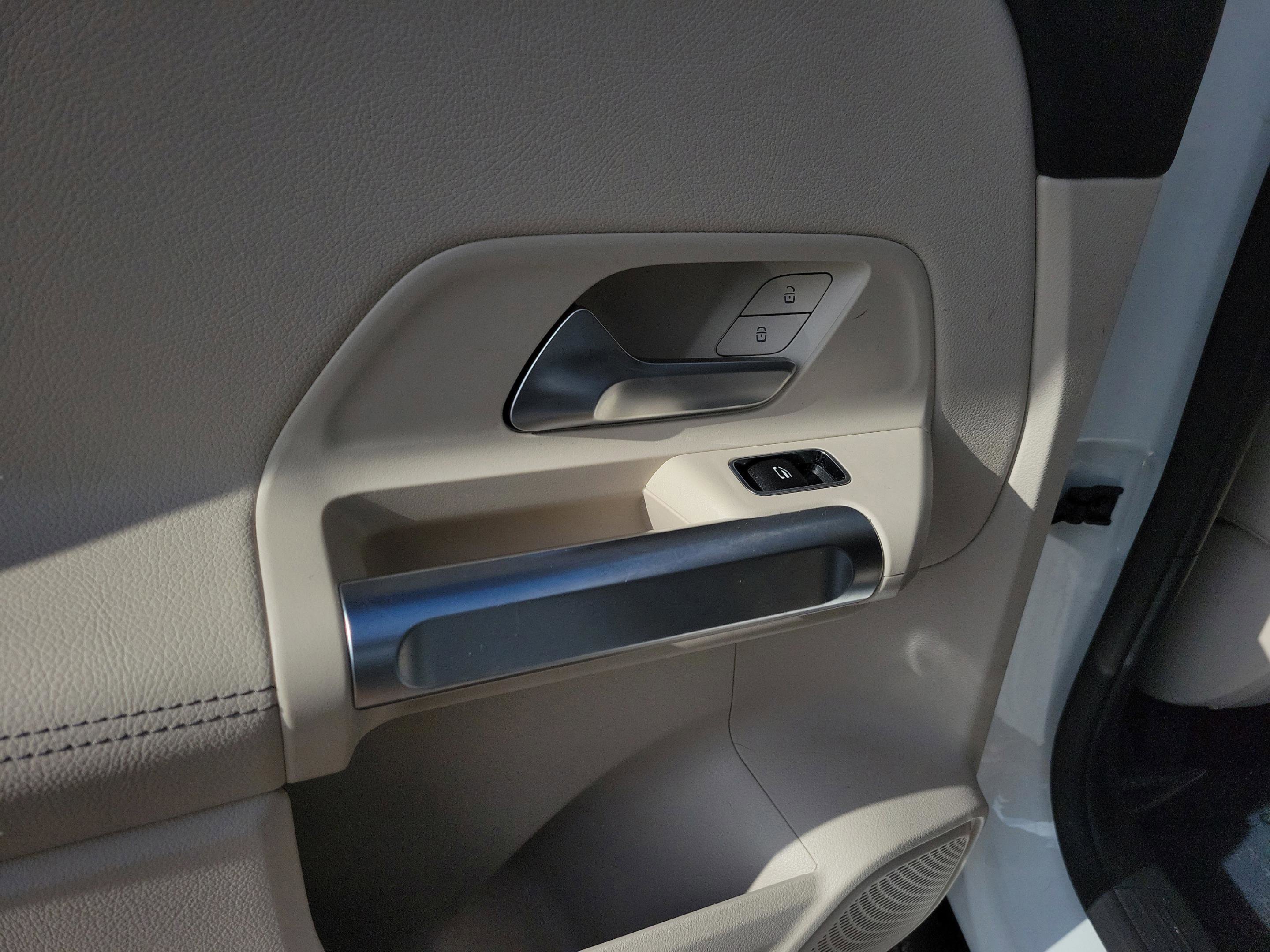 Used 2023 Mercedes-Benz GLB 250 4MATIC image 5