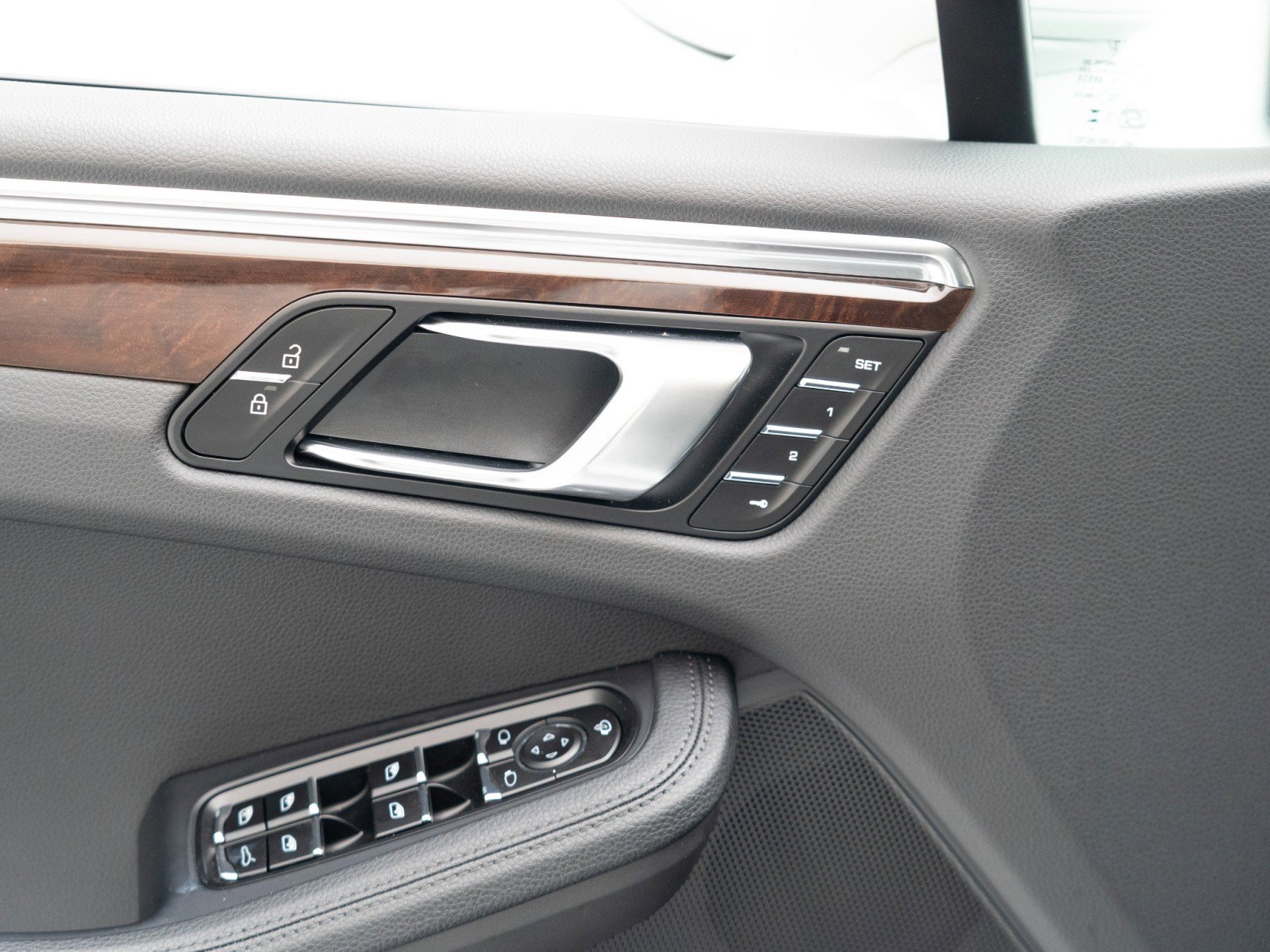 Certified 2025 Porsche Macan image 21