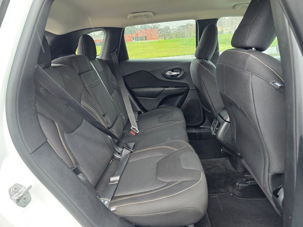 Used 2015 Jeep Cherokee Latitude w/ Comfort/Convenience Group FWD image 18