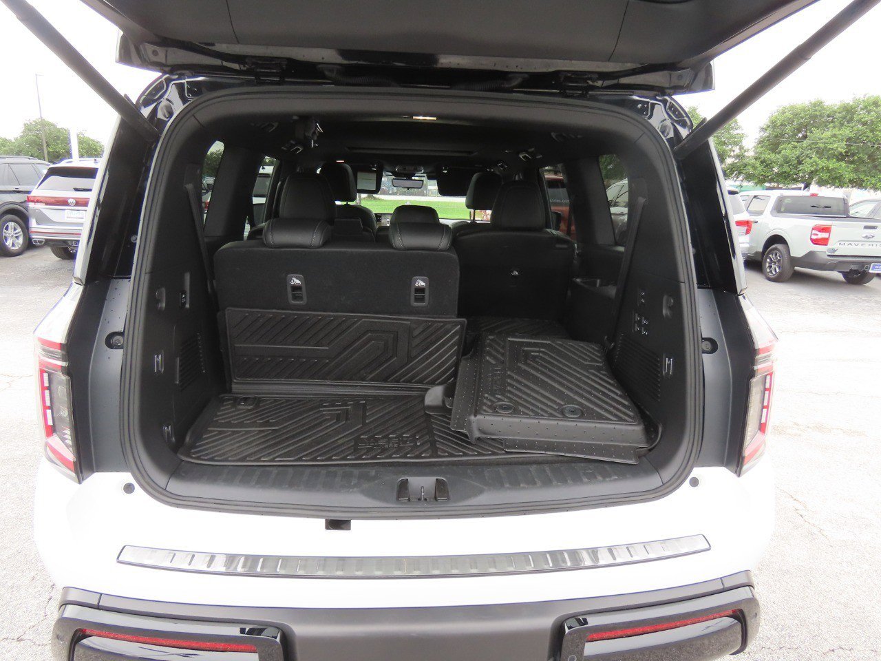 Used 2025 Nissan Armada PRO-4X w/ Pro-4X Premium Package AWD/4WD image 14