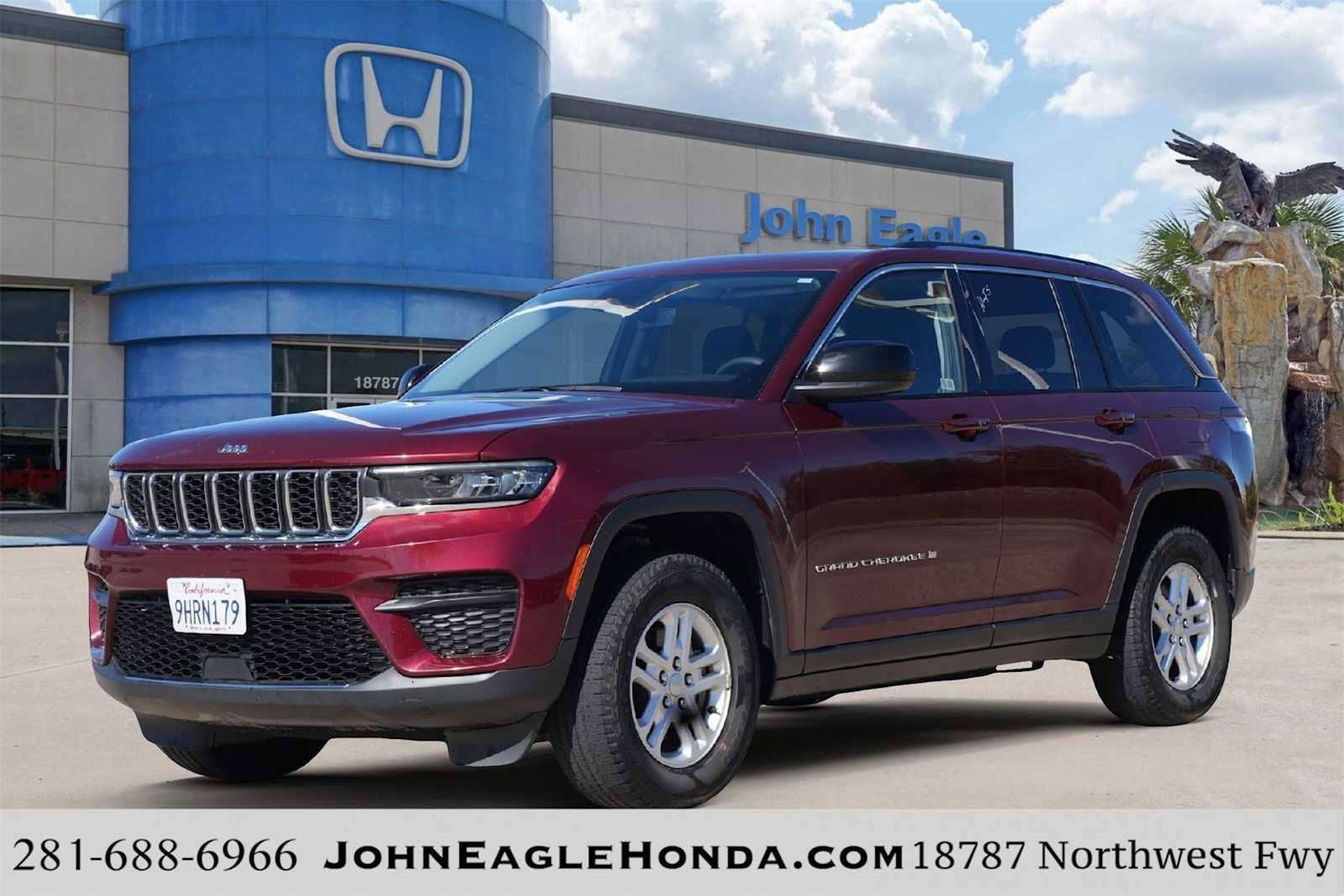 Used 2023 Jeep Grand Cherokee Laredo image 1