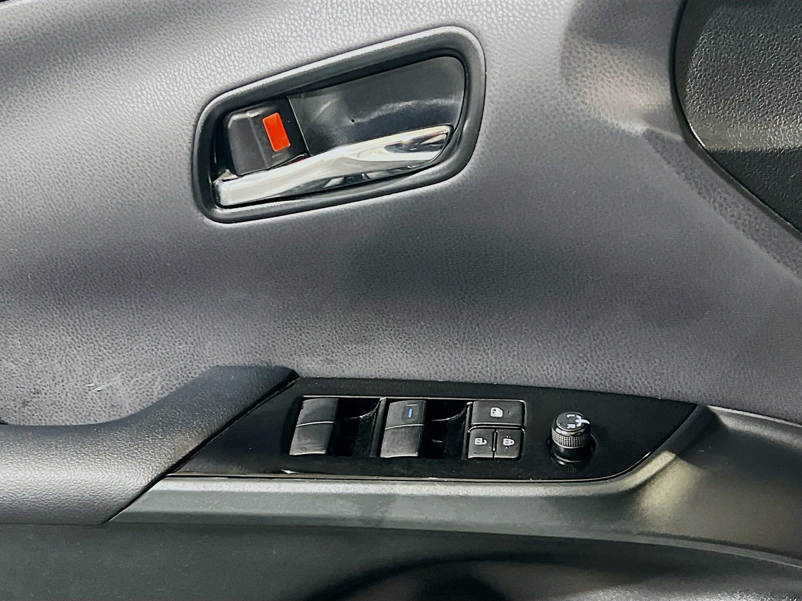 Used 2021 Toyota Prius L Eco w/ Carpet Mat Package (TMS) FWD image 13