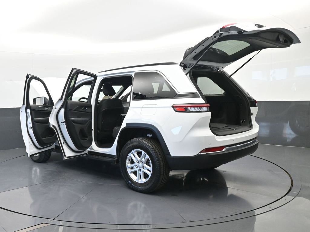 Used 2025 Jeep Grand Cherokee Laredo image 47