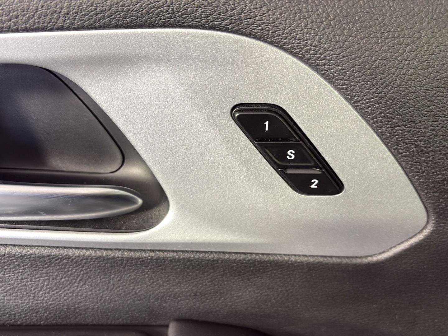 Used 2025 Chrysler Pacifica Premium image 26