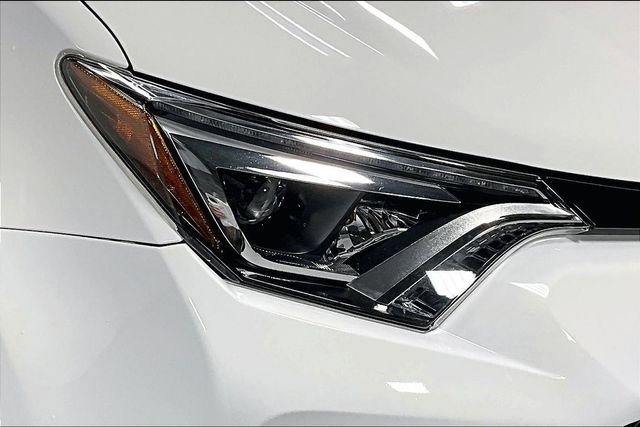 Used 2016 Toyota RAV4 SE image 29
