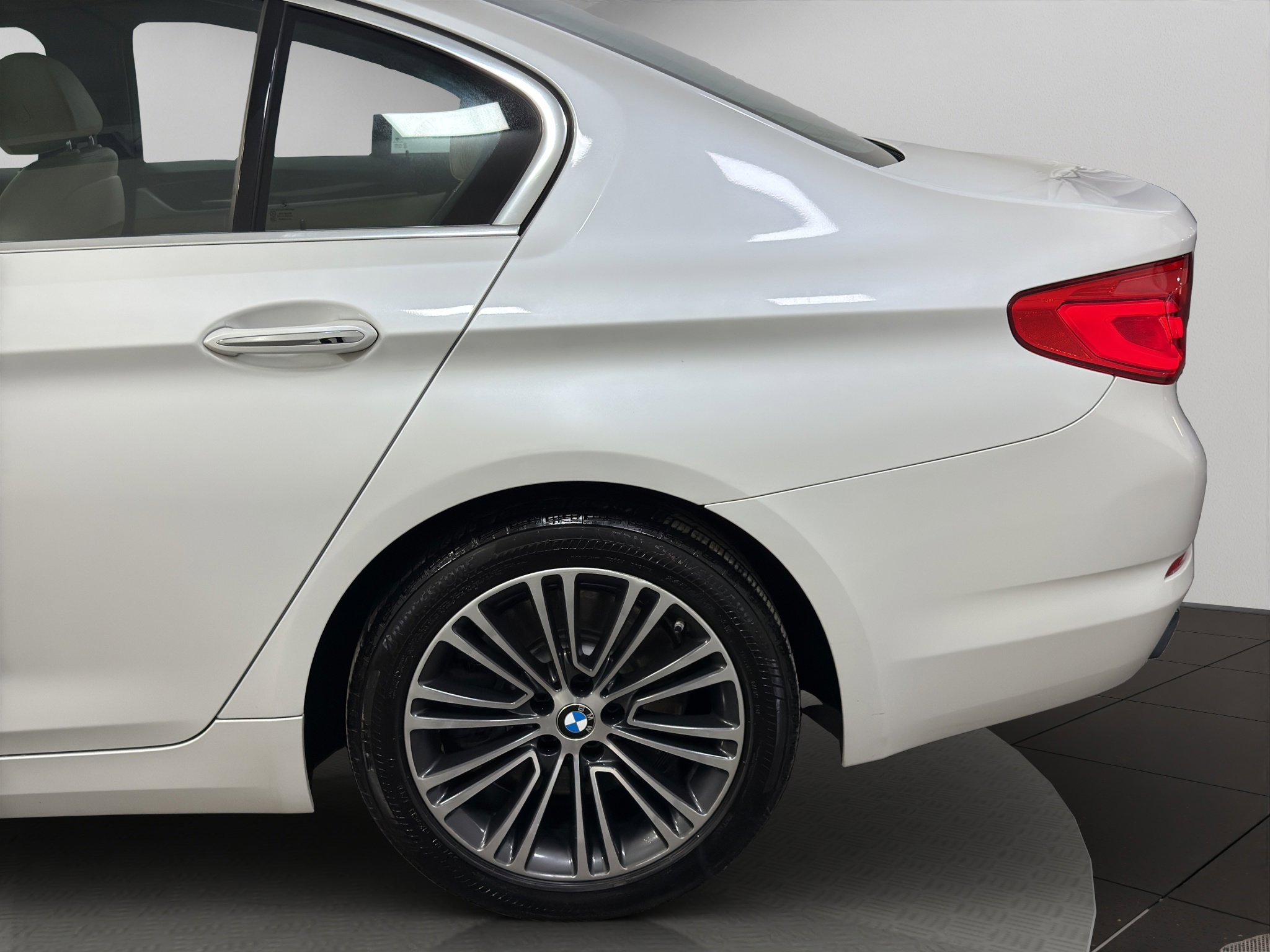 Used 2017 BMW 540i xDrive image 23