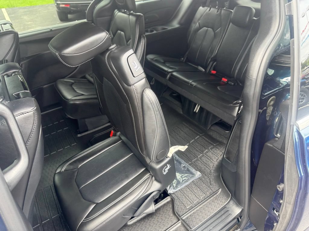 Used 2025 Chrysler Pacifica Select w/ Uconnect Theater Family Group AWD/4WD image 34