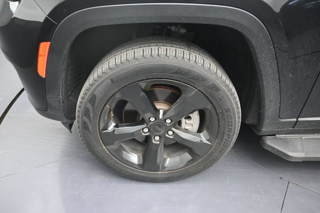 Used 2024 Jeep Grand Cherokee L Limited w/ Black Appearance Package AWD/4WD image 9