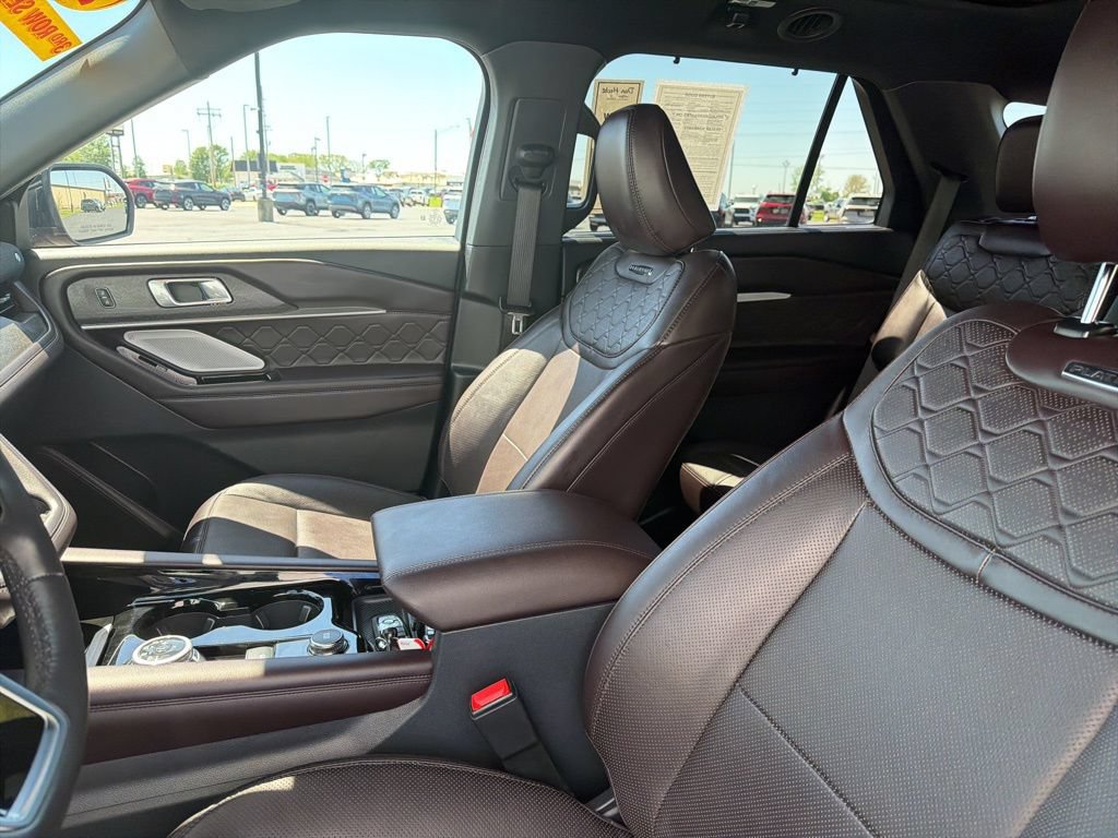 Used 2025 Ford Explorer Platinum w/ Ultimate Package AWD/4WD image 14
