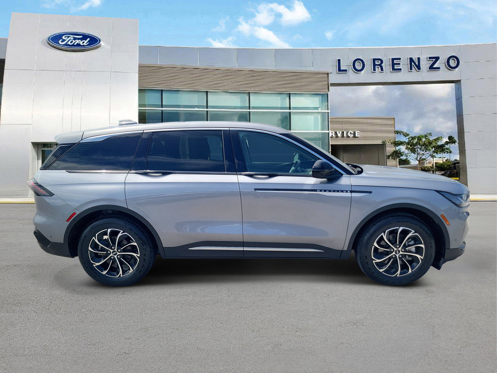 Used 2024 Lincoln Nautilus Premier AWD/4WD image 4