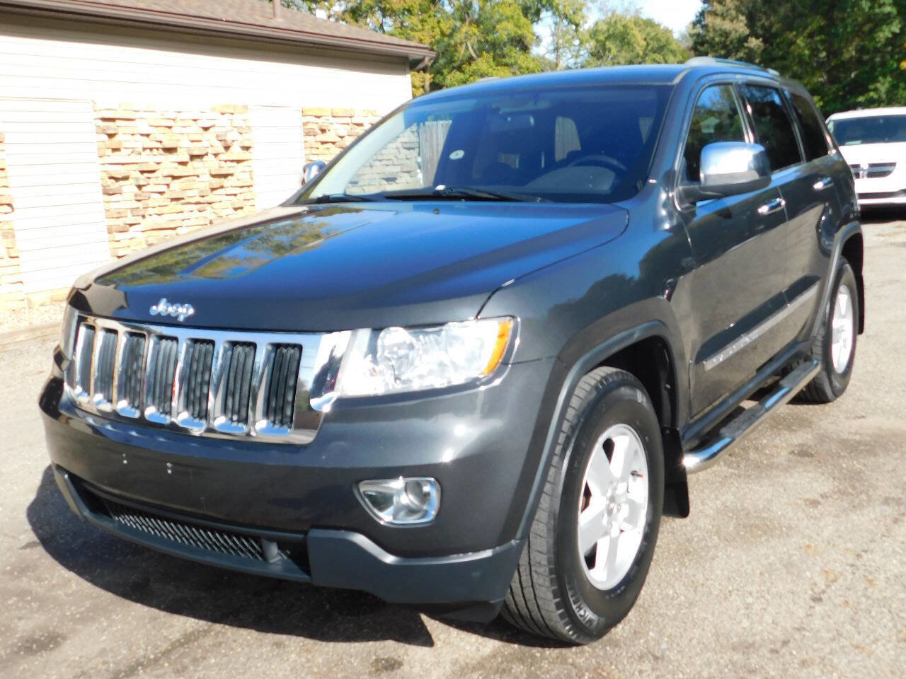 Used 2011 Jeep Grand Cherokee Laredo image 4