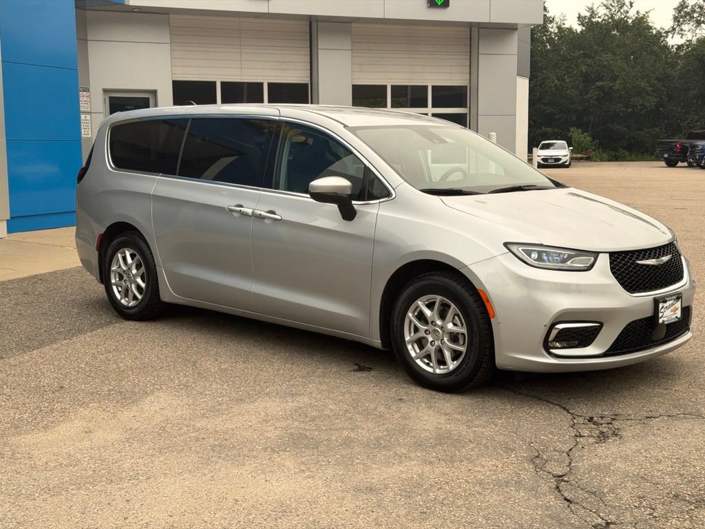 Used 2023 Chrysler Pacifica Touring-L FWD image 9