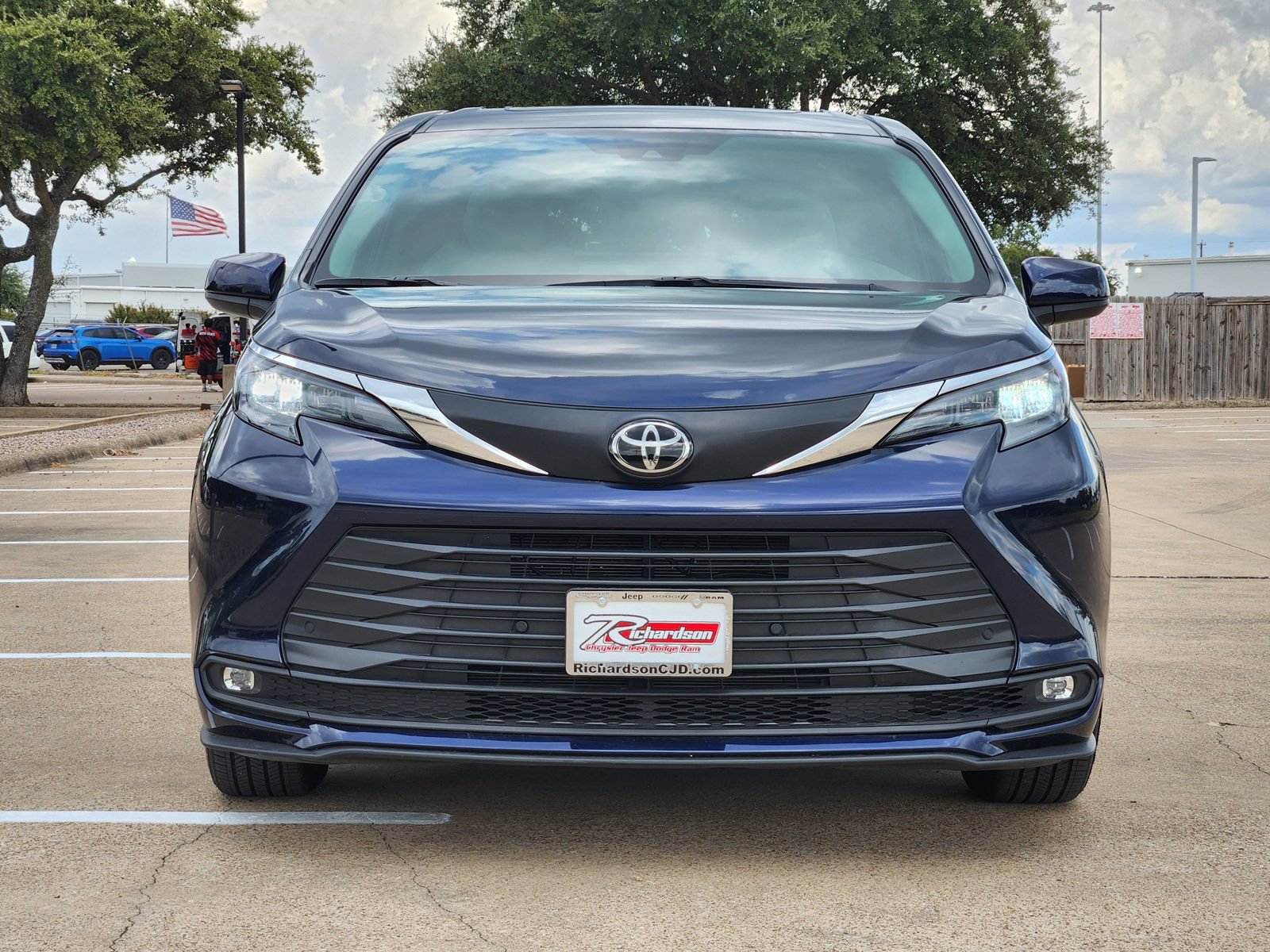 Used 2026 Toyota Sienna XLE FWD image 7