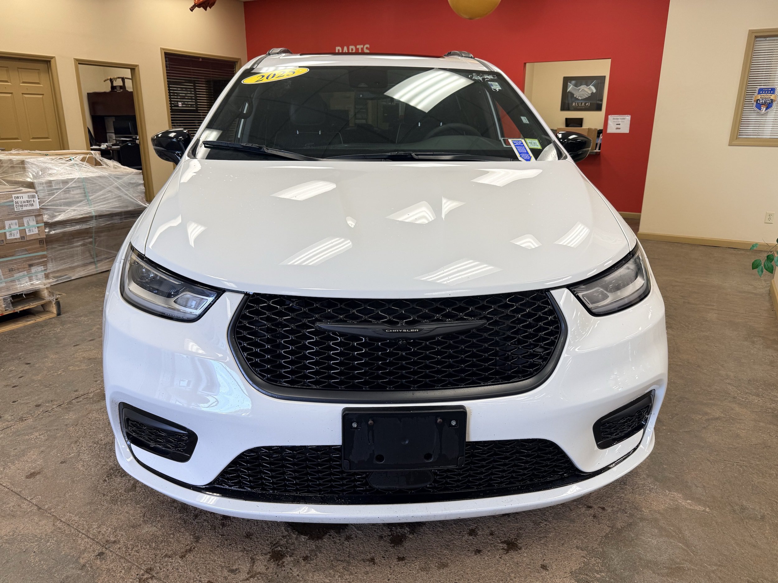 Used 2025 Chrysler Pacifica Limited FWD image 2