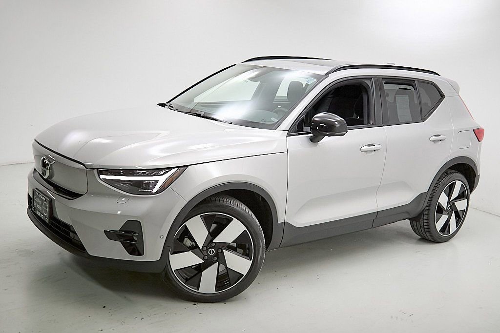 Certified 2023 Volvo XC40 Recharge Ultimate image 3