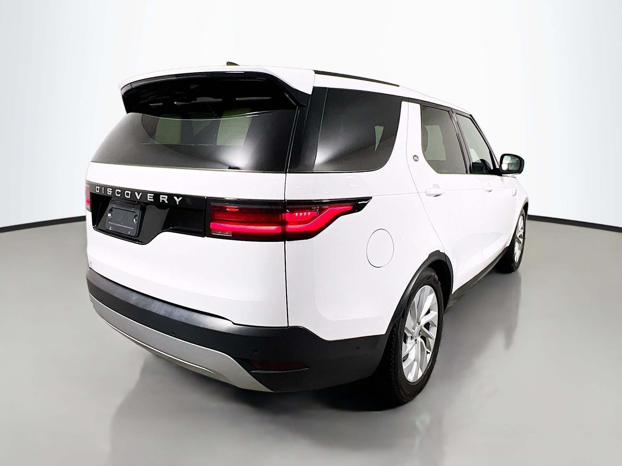 Used 2025 Land Rover Discovery S AWD/4WD image 4