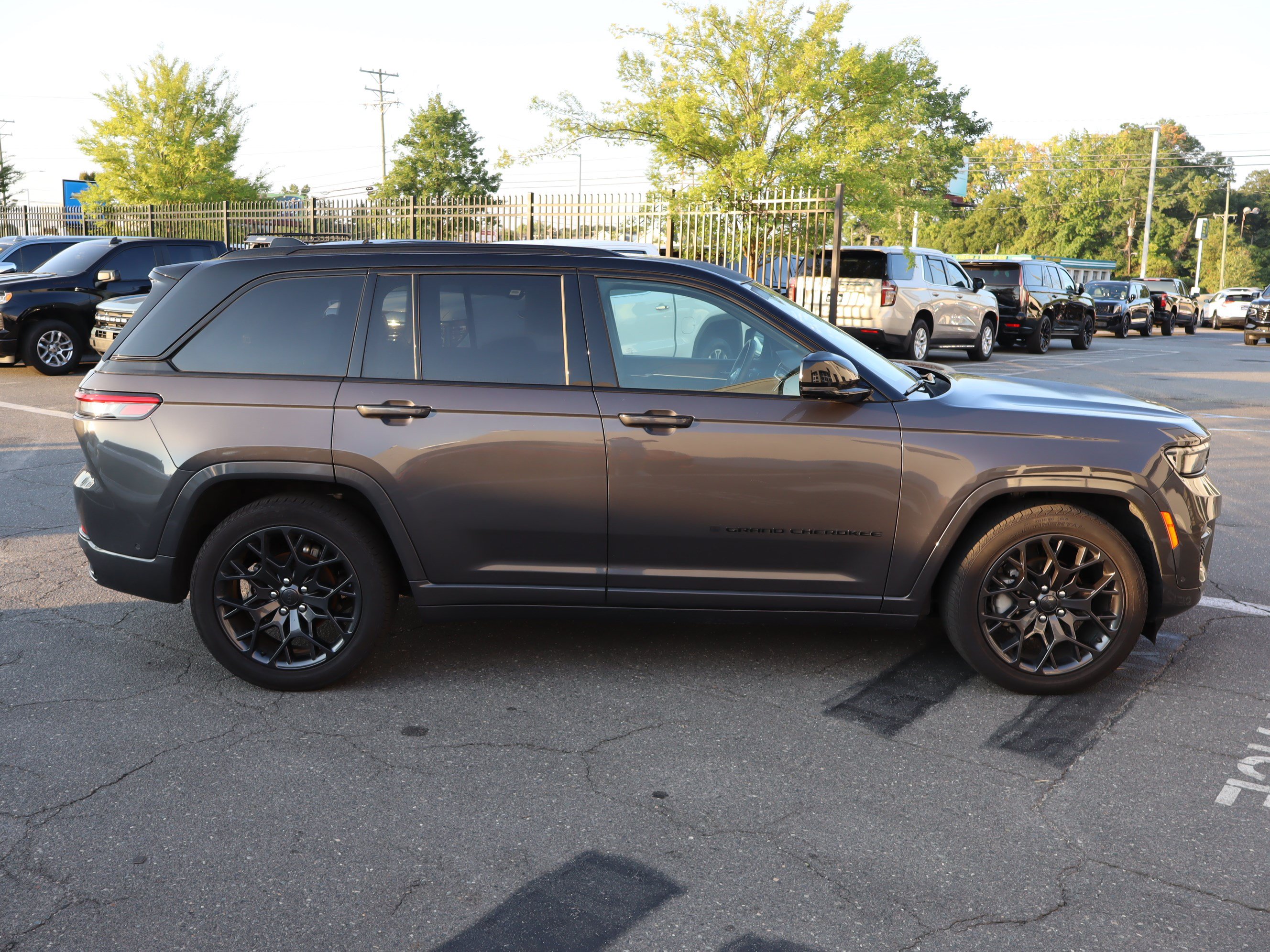 Used 2025 Jeep Grand Cherokee Summit w/ Obsidian Package AWD/4WD image 11