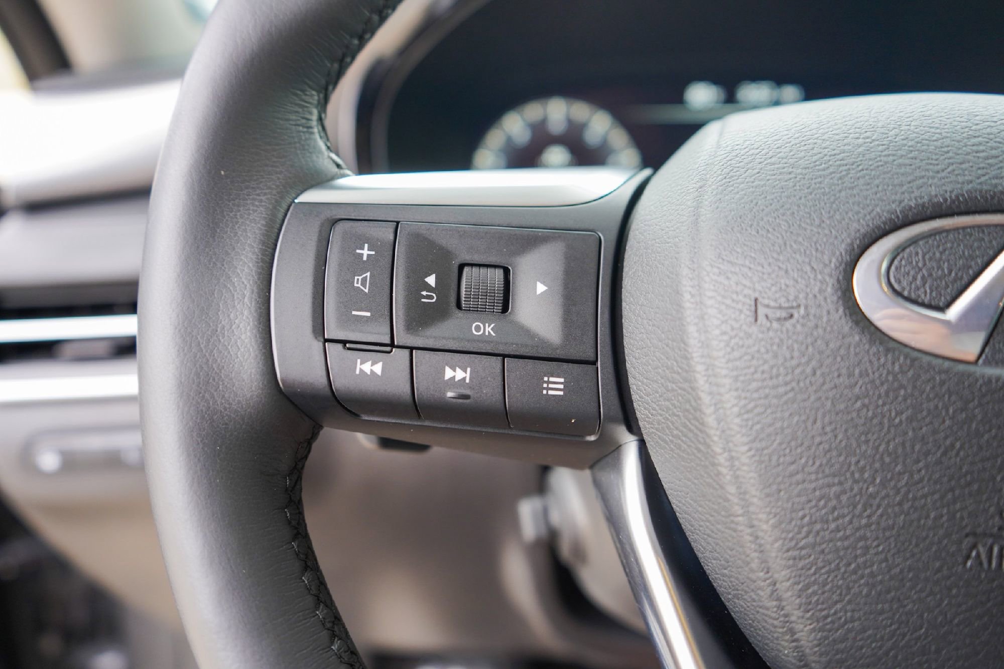 Certified 2023 INFINITI QX60 Luxe w/ Vision Package image 12