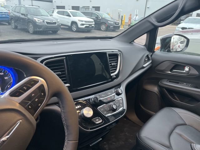 Used 2025 Chrysler Pacifica Select image 14