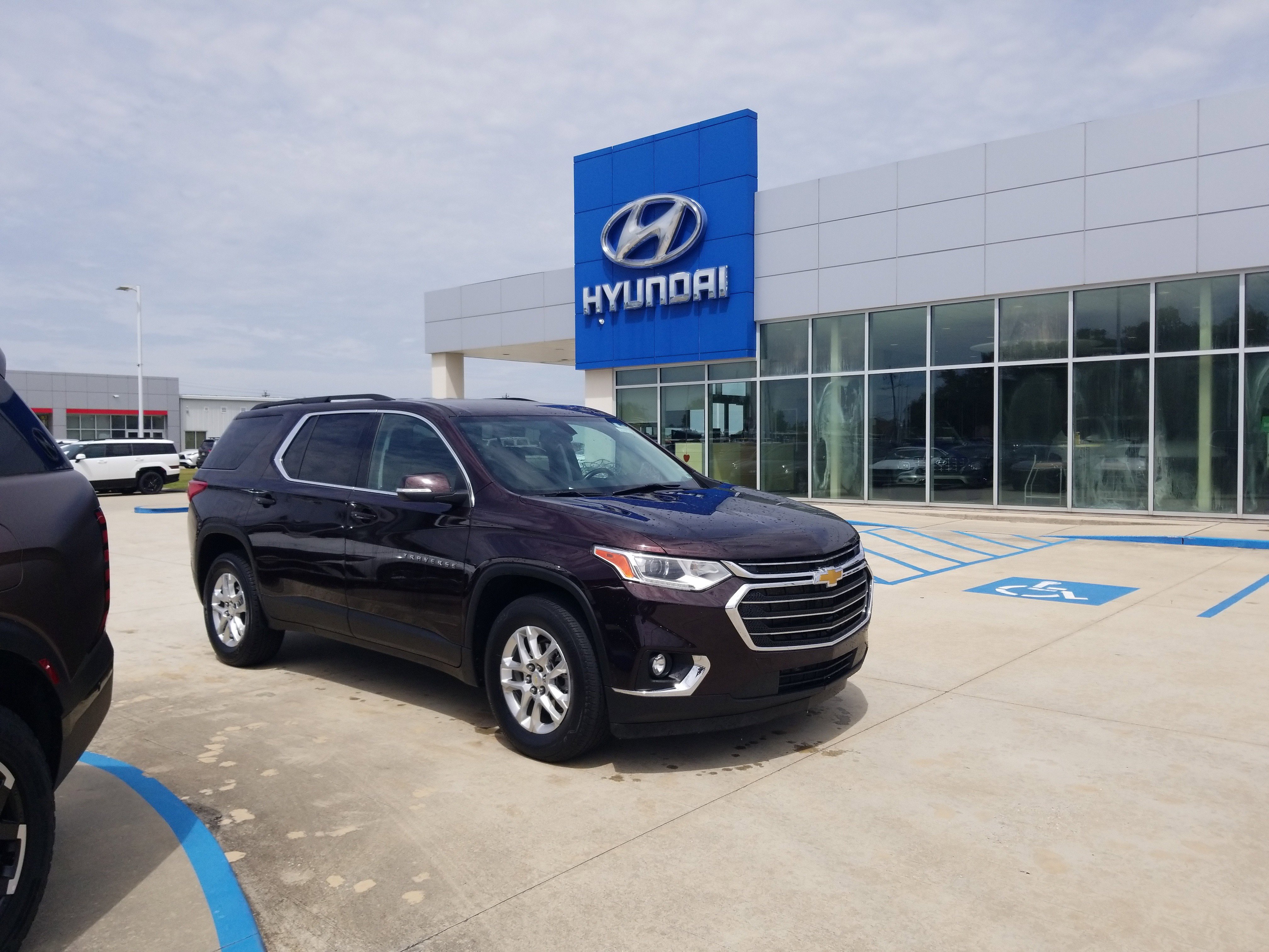 Used 2021 Chevrolet Traverse LT image 1