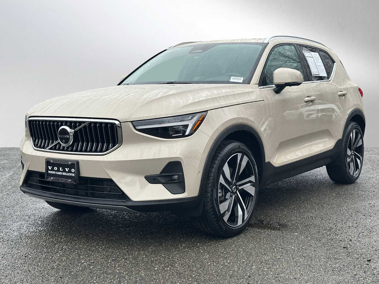Used 2025 Volvo XC40 B5 Ultra w/ Climate Package image 7