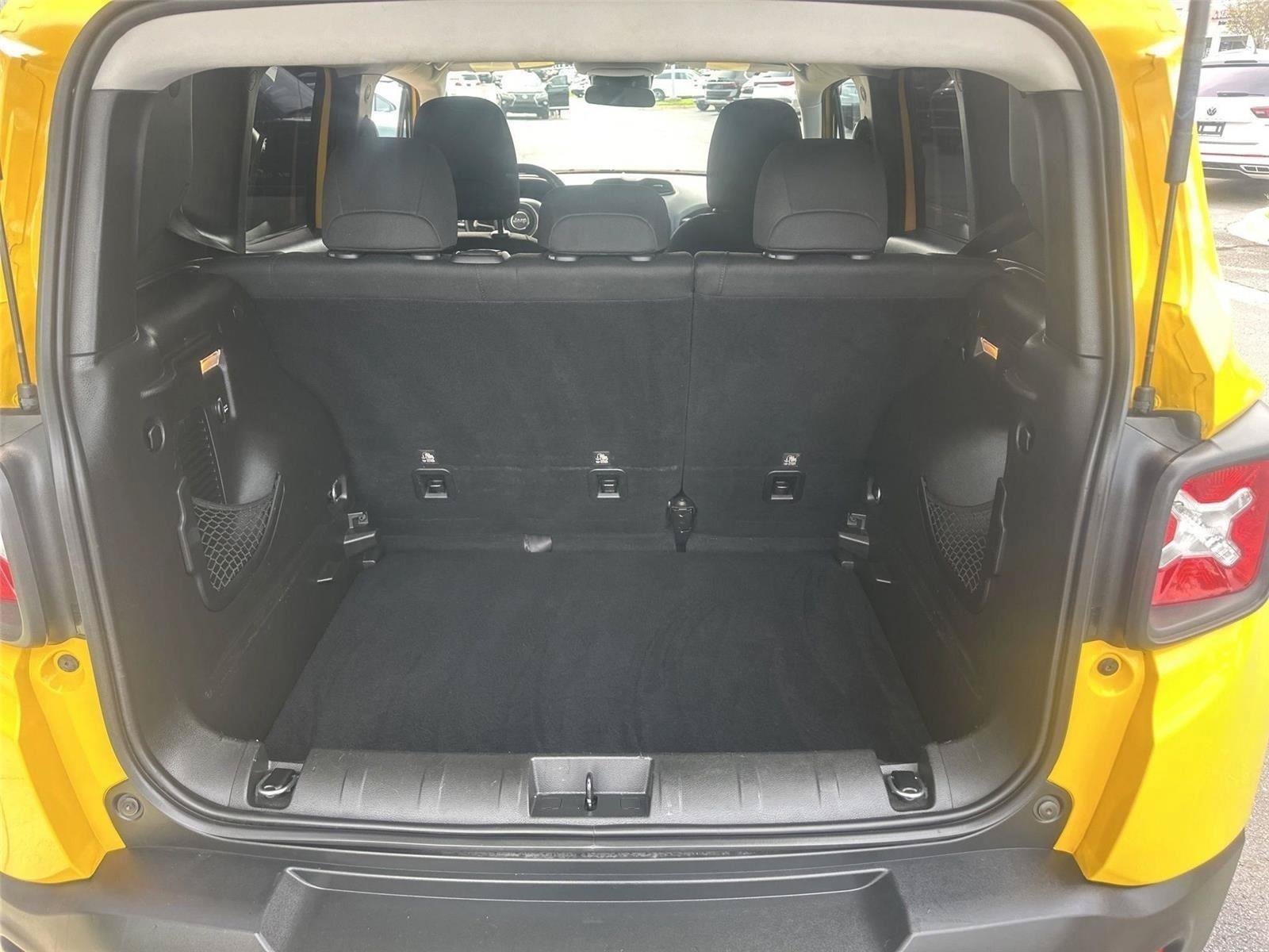 Used 2017 Jeep Renegade Latitude w/ Cold Weather Group FWD image 14