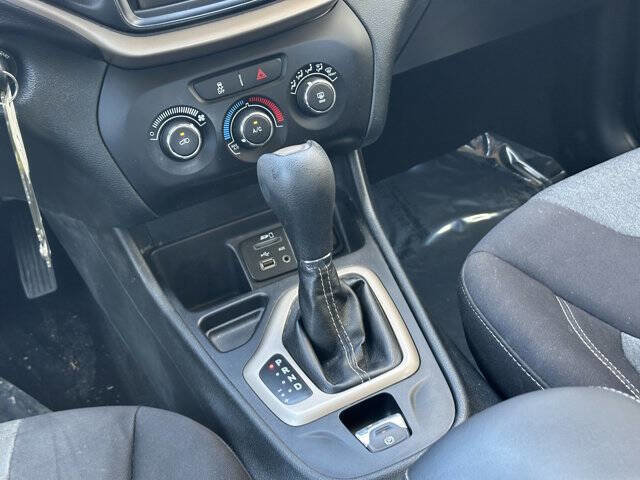 Used 2015 Jeep Cherokee Sport FWD image 21