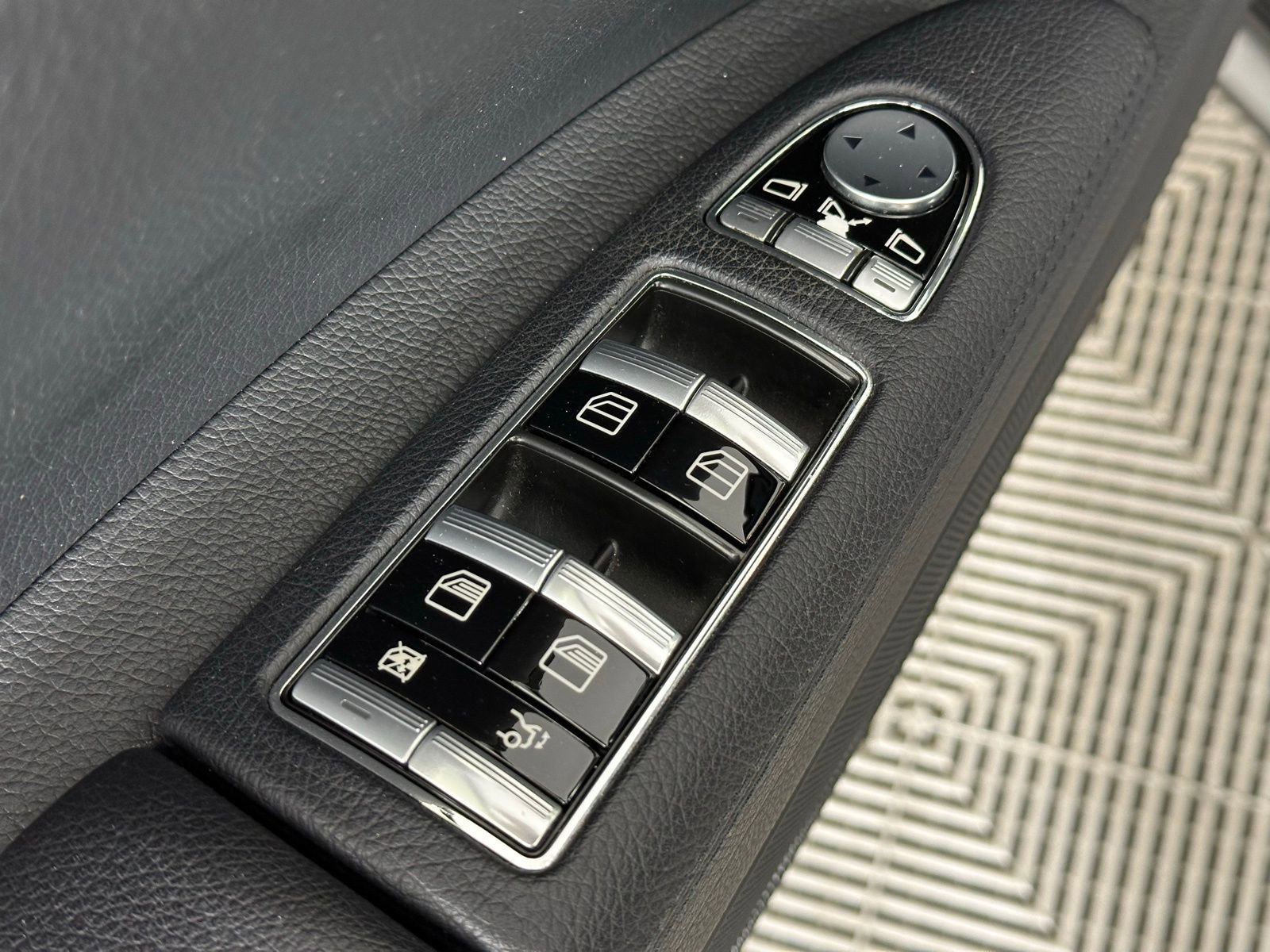 Used 2011 Mercedes-Benz S 550 4MATIC image 37