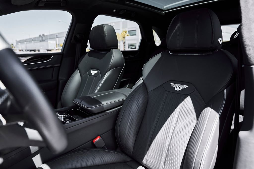 Used 2024 Bentley Bentayga AWD/4WD image 42