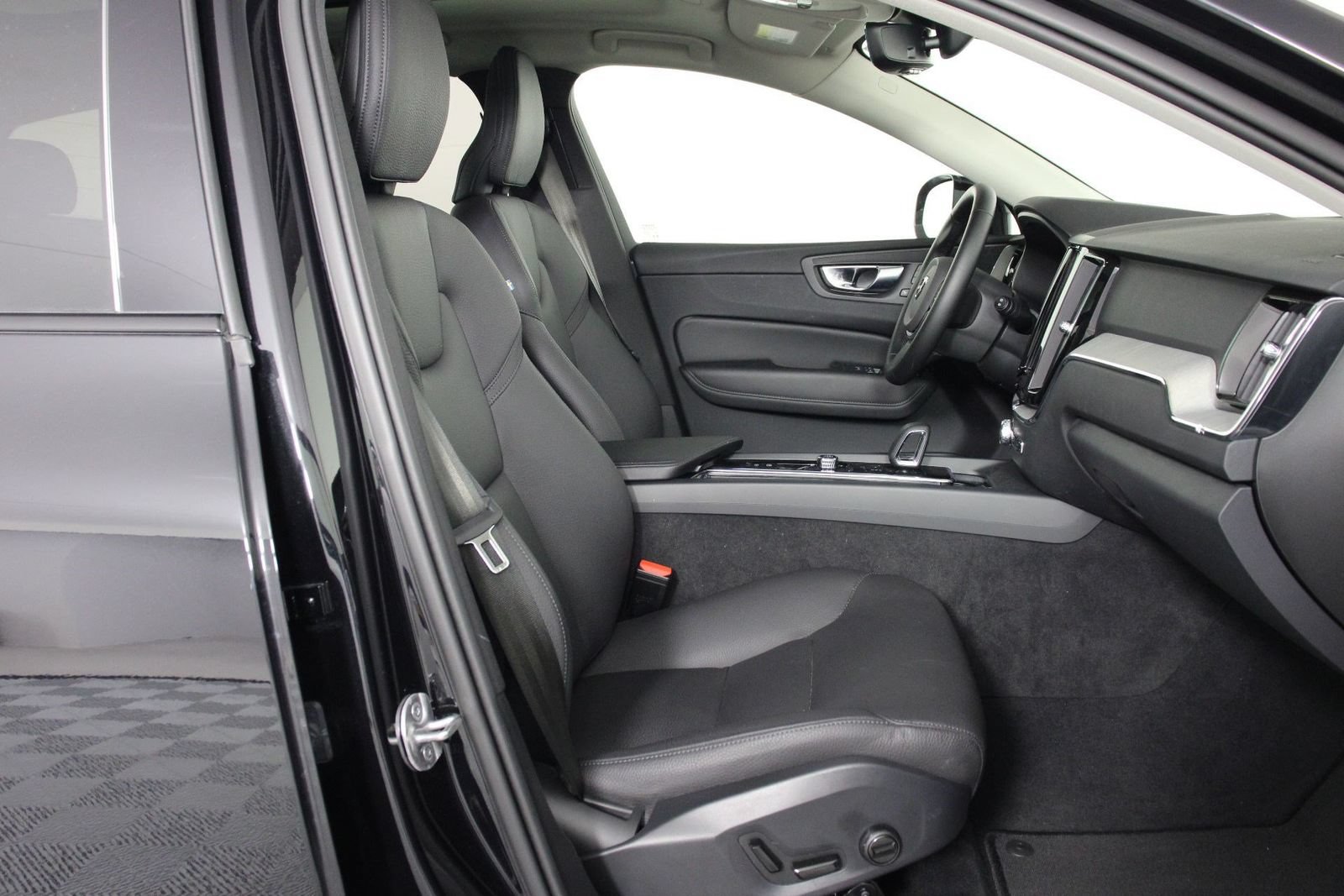 Certified 2025 Volvo XC60 B5 Plus AWD/4WD image 29