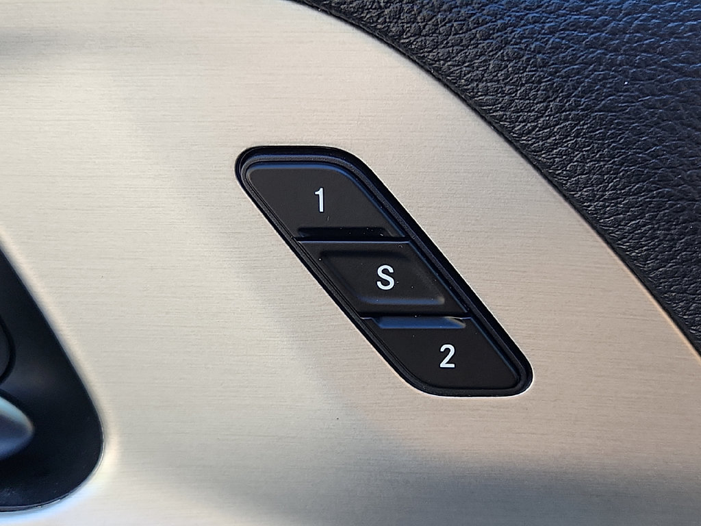 Used 2024 Chrysler Pacifica Premium FWD image 28