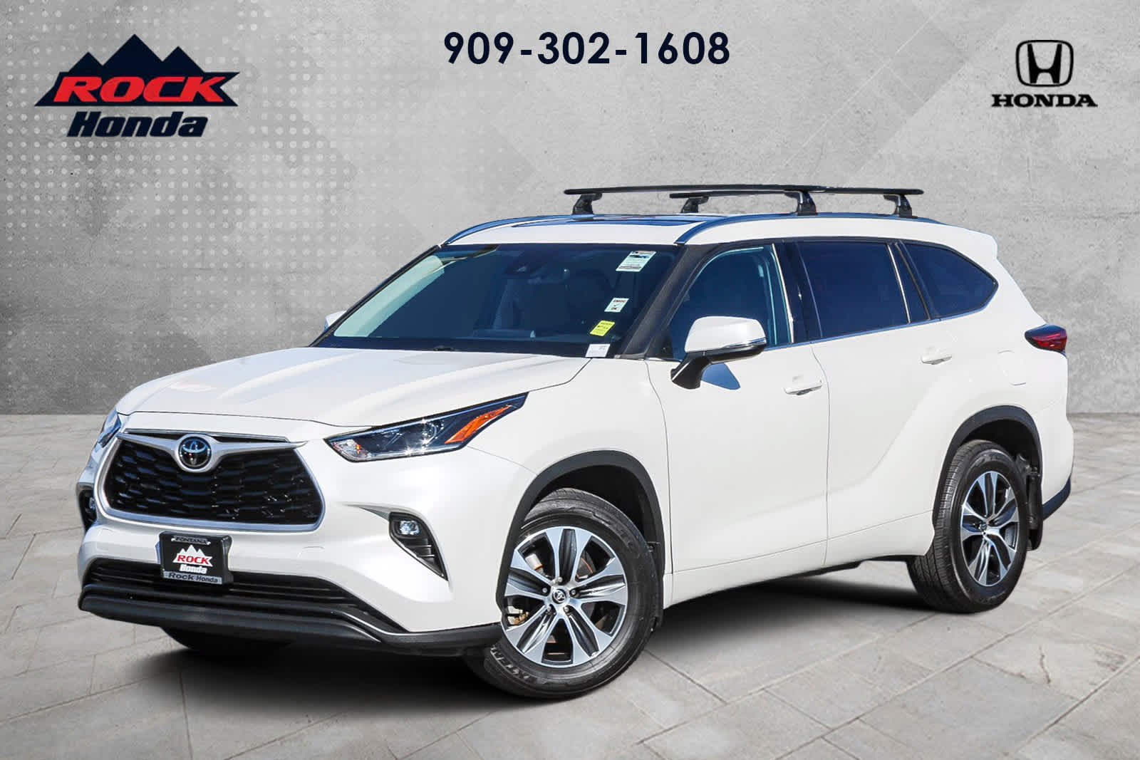 Used 2021 Toyota Highlander XLE AWD/4WD image 1