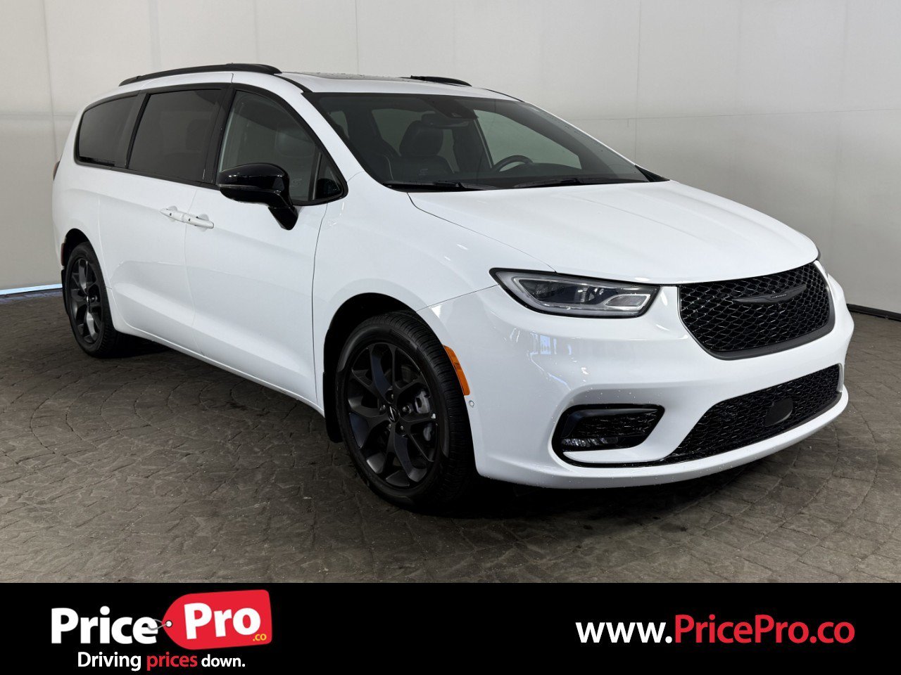 Used 2024 Chrysler Pacifica Limited w/ Uconnect Theater Family Group
