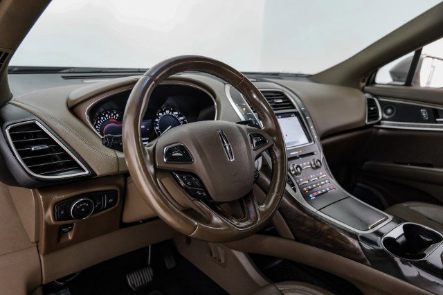 Used 2016 Lincoln MKX Reserve w/ Technology Package FWD image 12