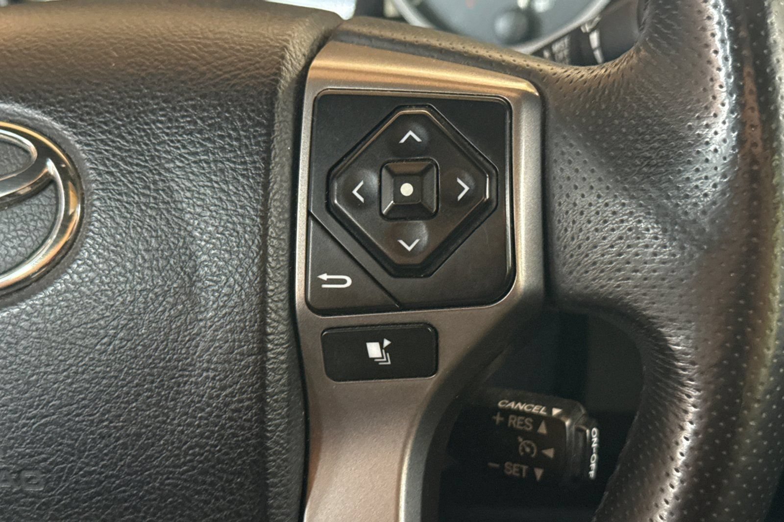 Used 2017 Toyota Tacoma Limited AWD/4WD image 32