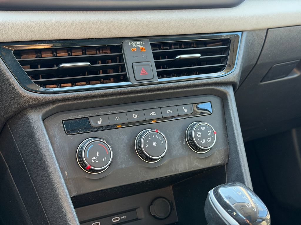 Certified 2022 Volkswagen Taos SE FWD image 18