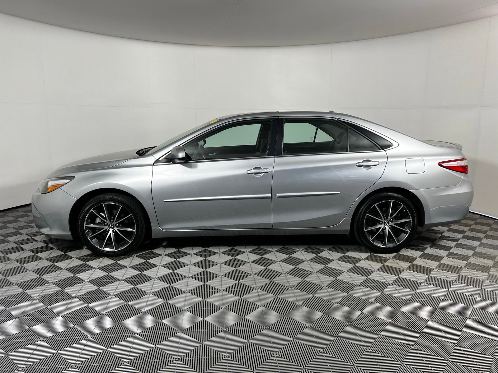 Used 2017 Toyota Camry XSE w/ Moonroof Package FWD image 8
