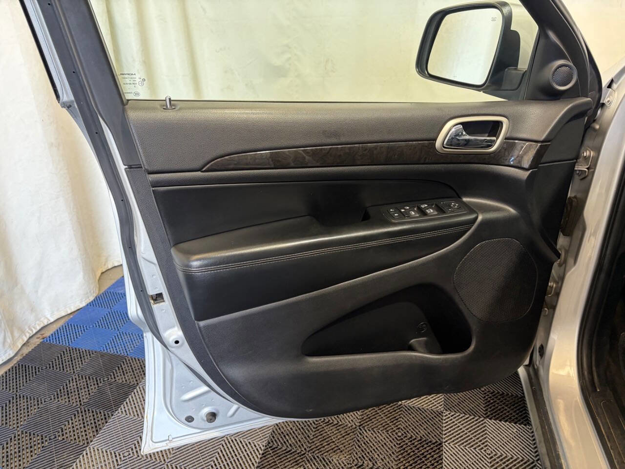 Used 2011 Jeep Grand Cherokee Laredo AWD/4WD image 8