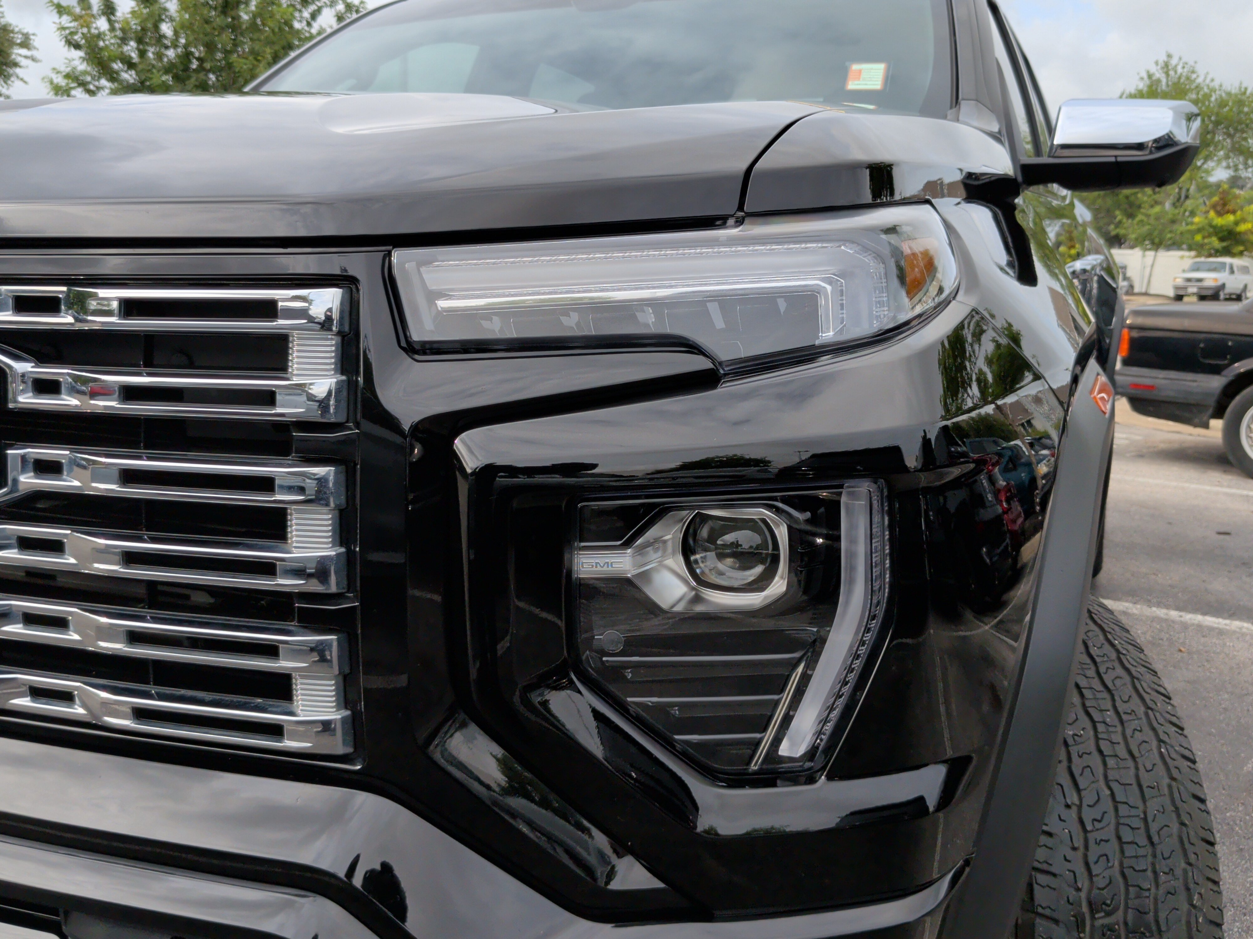 Used 2023 GMC Canyon Denali w/ Denali Black Edition AWD/4WD image 3