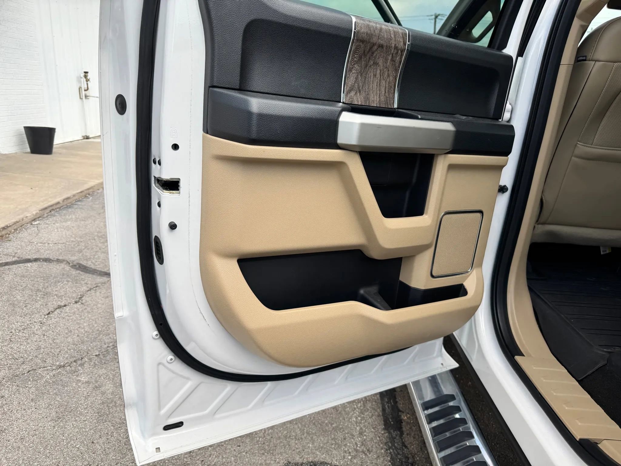 Used 2017 Ford F250 Lariat w/ Chrome Package image 28