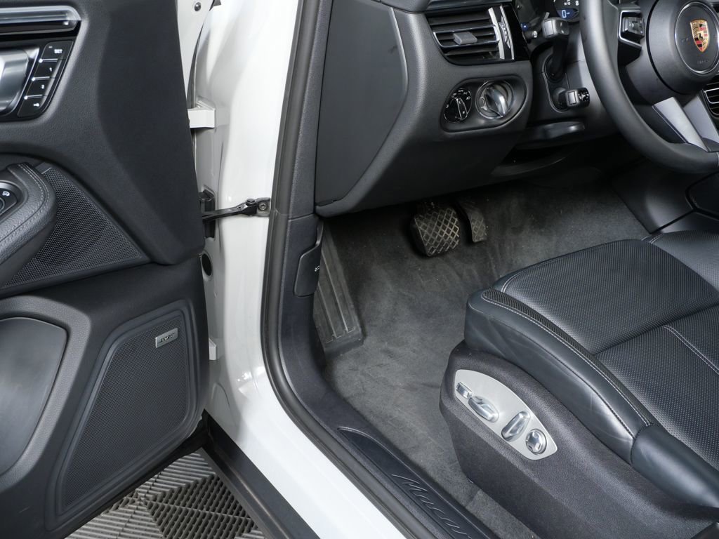 Certified 2024 Porsche Macan image 7