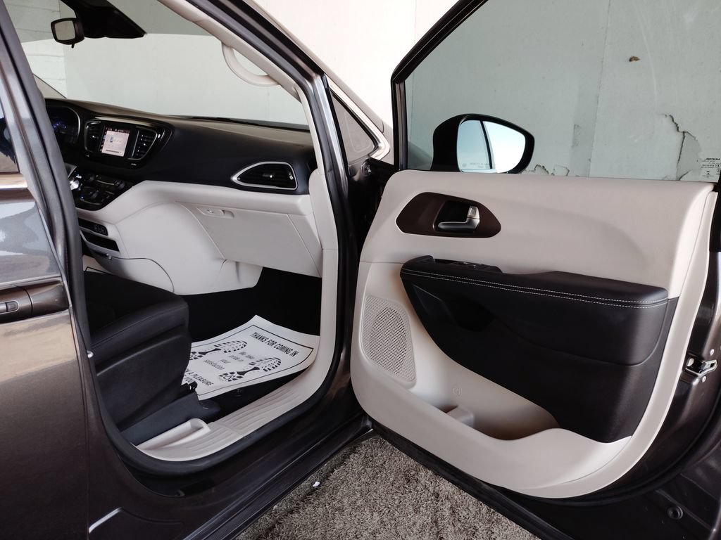 Used 2023 Chrysler Voyager LX FWD image 10