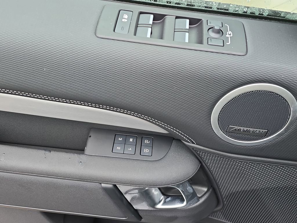 New 2026 Land Rover Discovery Dynamic SE image 30