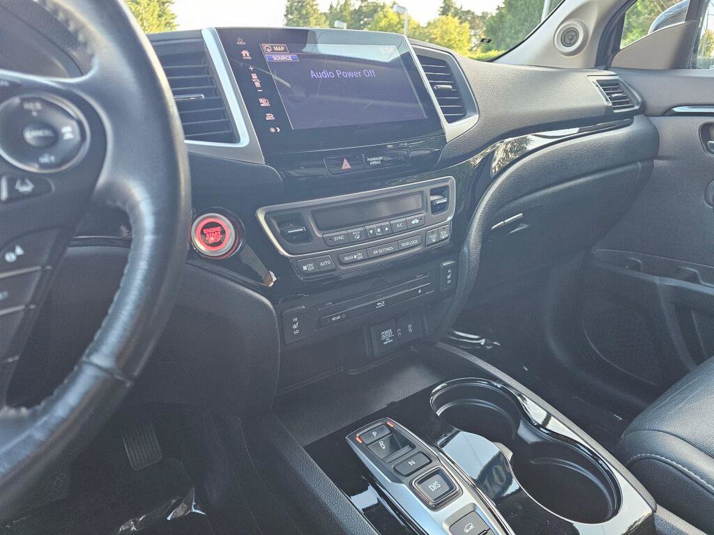 Certified 2018 Honda Pilot Touring image 32
