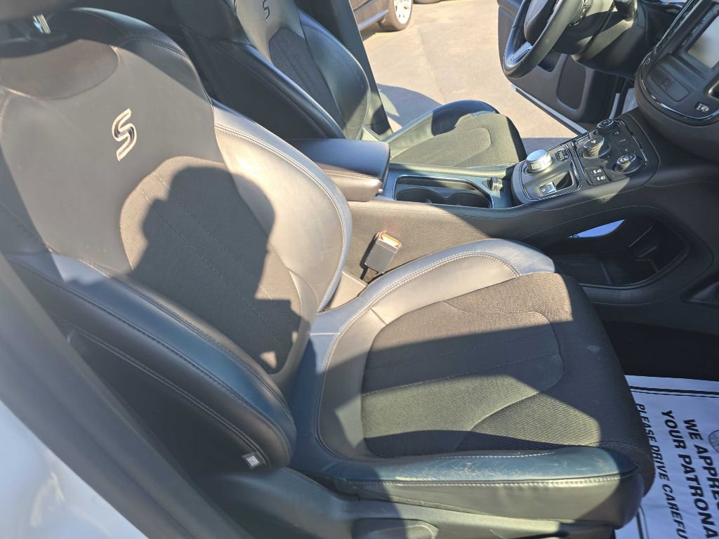 Used 2015 Chrysler 200 S image 16