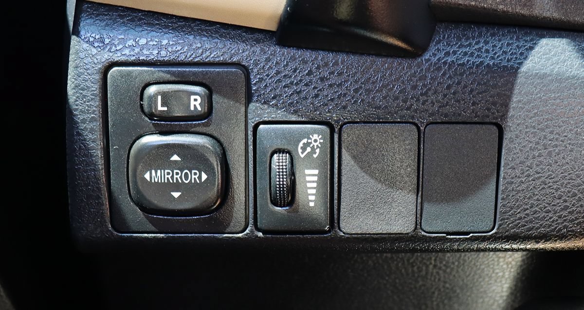 Used 2018 Toyota Corolla LE w/ Carpet Mat Package (TMS) FWD image 40