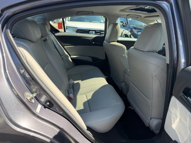 Used 2017 Acura ILX w/ AcuraWatch Plus Package FWD image 18