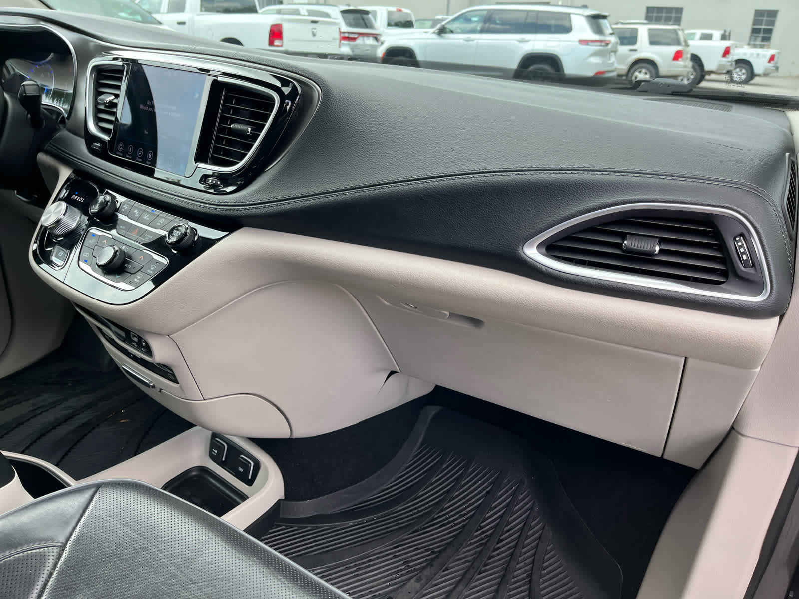 Used 2018 Chrysler Pacifica Limited w/ Tire & Wheel Group FWD image 40
