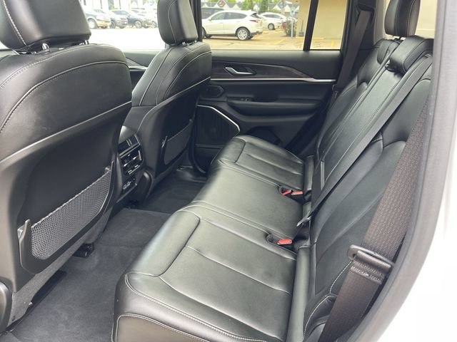 Used 2024 Jeep Grand Cherokee Limited w/ Black Appearance Package AWD/4WD image 13