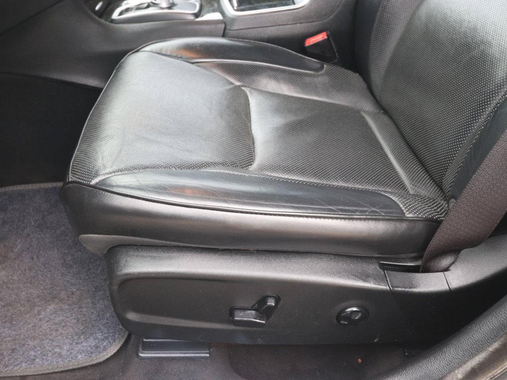 Used 2017 Chrysler 300 C RWD image 17